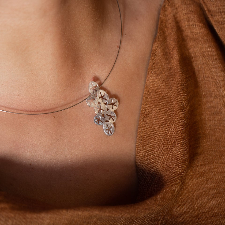 Collar Estela